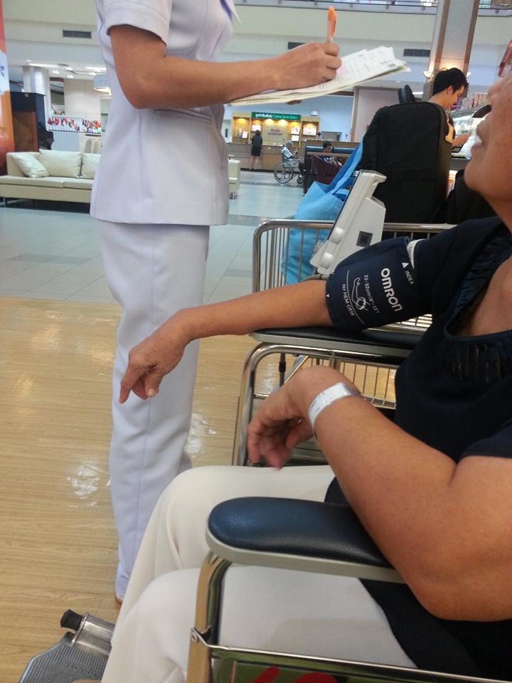 ผ่าตัดเปลี่ยนข้อเข่าเทียม